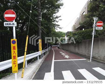 田園調布的「Dorikonozaka」的紅色鋪砌道路和「除自行車外禁止入內」的標誌 131270535