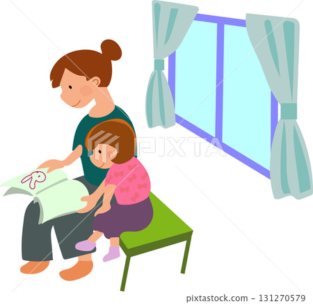母親在窗邊大聲給孩子讀書 131270579