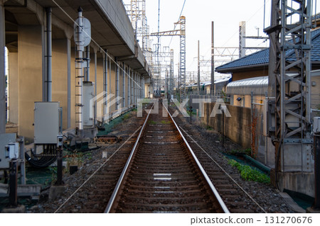 從京阪鐵路茅島附近的道口看到的鐵軌 131270676
