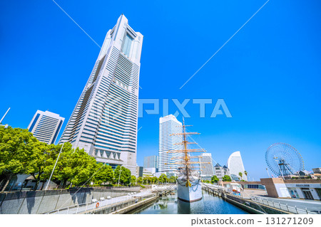 日本橫濱市櫻木町車站前的街景。視野包括橫濱地標塔、日本丸號和摩天輪。一線希望，開啟明日 131271209