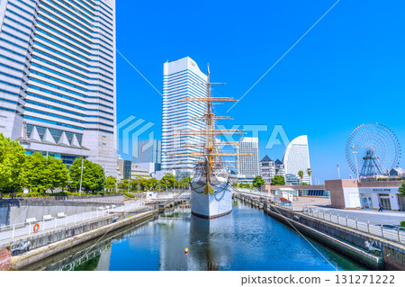 日本橫濱市櫻木町車站前的街景。視野包括橫濱地標塔、日本丸號和摩天輪。一線希望,開啟明日 日本橫濱市櫻木町車站前的街景。視野包括橫濱地標塔、日本丸號和摩天輪。一線希望,開啟明日 131271222