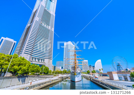 日本橫濱市櫻木町車站前的街景。視野包括橫濱地標塔、日本丸號和摩天輪。一線希望，開啟明日 131271266