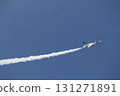 日本航空自衛隊藍色衝擊波飛機在藍天下飛行 131271891