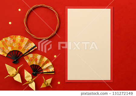 紅色和金色的日本飾品和紙鶴框架背景 131272149