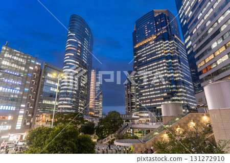 Tokyo: Night view of Shinagawa Station and the business district 131272910