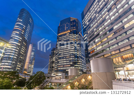 東京：品川車站和商業區的夜景 131272912