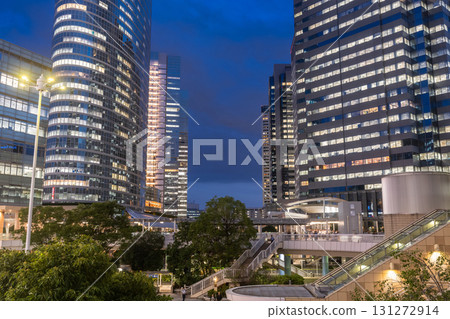 Tokyo: Night view of Shinagawa Station and the business district 131272914
