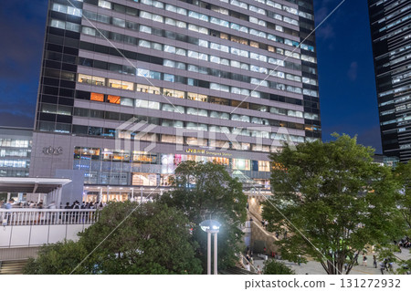 東京:品川車站和商業區的夜景 東京:品川車站和商業區的夜景 131272932