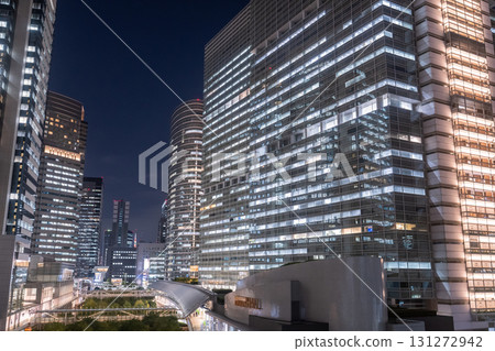 Tokyo: Night view of Shinagawa Station and the business district 131272942