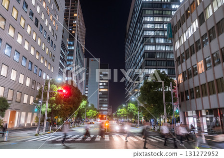 Tokyo: Night view of Shinagawa Station and the business district 131272952