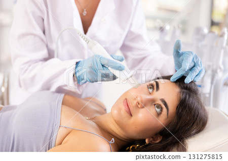 beauty procedure to brunette girl  131275815