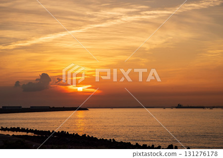 Autumn morning sky (Ise Bay, Yokkaichi City, Mie Prefecture) 131276178