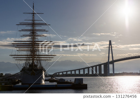 朝陽下閃耀的新湊大橋和帆船海王丸 朝陽下閃耀的新湊大橋和帆船海王丸 131276456