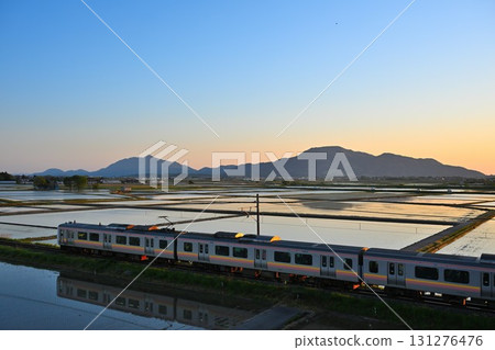 越後平原（新潟縣）的春天田園風光 131276476