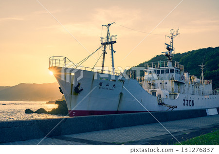 [Roadside Station Marine Dream Nou] Sunrise and the Etsuzan Maru [Itoigawa City] 131276837