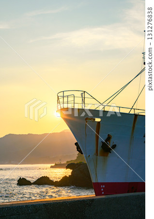 [Roadside Station Marine Dream Nou] Sunrise and the Etsuzan Maru [Itoigawa City] 131276838