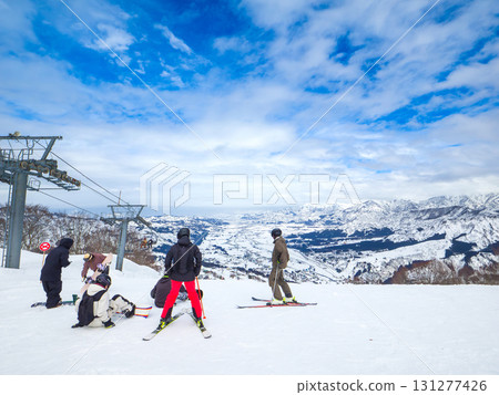 滑雪者和單板滑雪者在滑雪勝地的山頂欣賞雪景（新潟縣南魚沼市石內丸山） 131277426