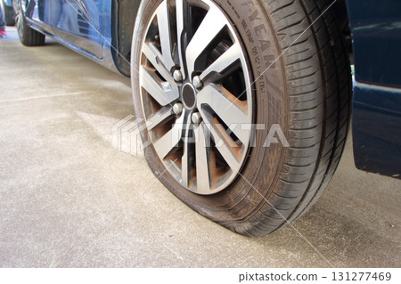 刺破輪胎 131277469