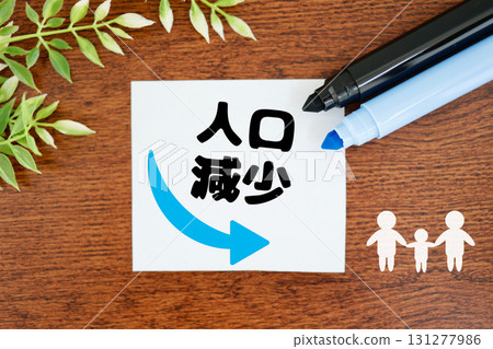 人口下降 減少的箭頭和家庭輪廓。 131277986