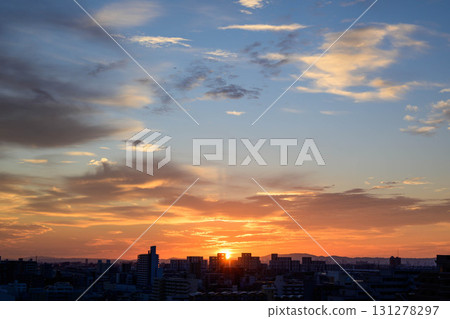Dawn in the city: View of Ashiya and Osaka from the upper floors of a structural building in Higashinada Ward, Kobe City, Hyogo Prefecture 131278297