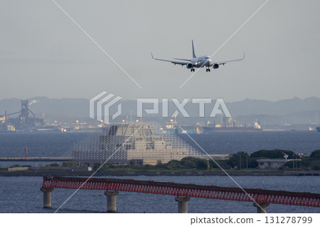 Haneda Airport at dusk, airplane landing, Ota Ward, Tokyo Haneda Airport at dusk, airplane landing, Ota Ward, Tokyo 131278799