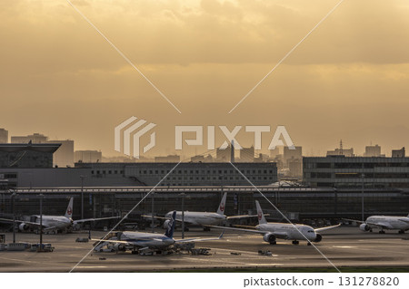 黃昏時分，飛機在東京大田區羽田機場滑行 131278820