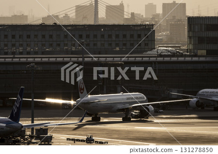 黃昏時分的羽田機場，停放的飛機，東京大田區 131278850