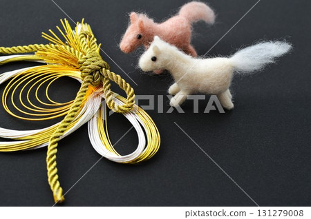 羊毛氈馬和水引裝飾 131279008