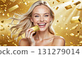一名金髮女子手裡拿著一塊金塊，周圍金錢飛舞，她欣喜若狂。 131279014