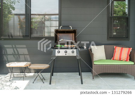 花園、露台、陽台、瓷磚甲板上的燒烤架、燒烤露台 131279266