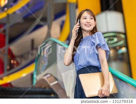 女商人、智慧型手機、年輕女性 131279318