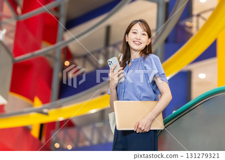 女商人、智慧型手機、年輕女性 131279321