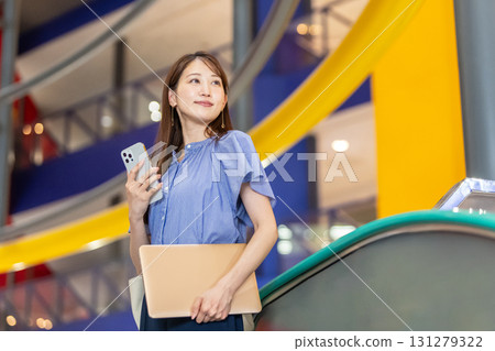 女商人、智慧型手機、年輕女性 131279322