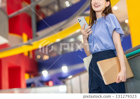 女商人、智慧型手機、年輕女性 131279323