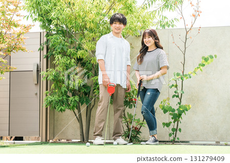 Couple enjoying putting golf (leisure, vacation) 131279409