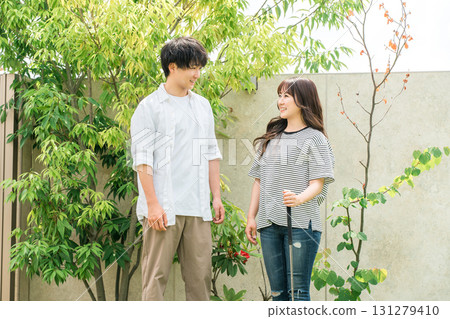 享受打高爾夫球的夫妻（休閒、度假） 131279410