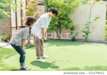 享受打高爾夫球的夫妻（休閒、度假） 131279411