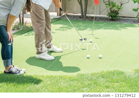 Couple enjoying putting golf (leisure, vacation) 131279412