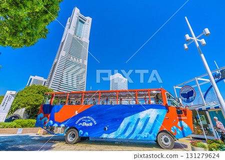 9 月 26 日，日本橫濱城市景觀。櫻木町車站前的天空鴨月台和橫濱地標塔的景色。 131279624