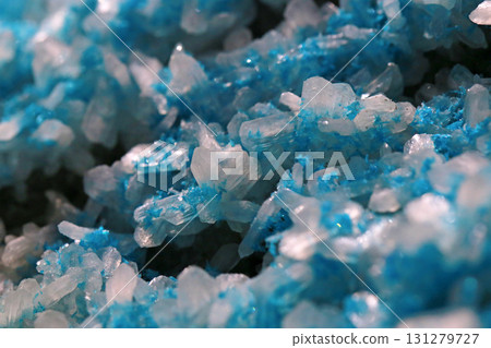 在博物館裡拍攝一塊來自印度的水矽釩鈣石與輝沸石 131279727