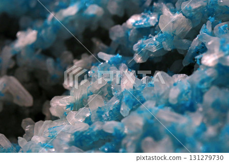 在博物館裡拍攝一塊來自印度的水矽釩鈣石與輝沸石 在博物館裡拍攝一塊來自印度的水矽釩鈣石與輝沸石 131279730