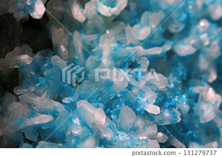 在博物館裡拍攝一塊來自印度的水矽釩鈣石與輝沸石 131279737