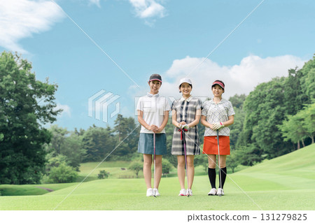 高爾夫球場上的女高爾夫球手（球場首秀、女高爾夫球手、高爾夫課程） 131279825