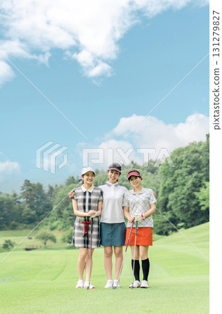 Female golfer on the golf course (course debut, female golfer, golf lesson) Female golfer on the golf course (course debut, female golfer, golf lesson) 131279827