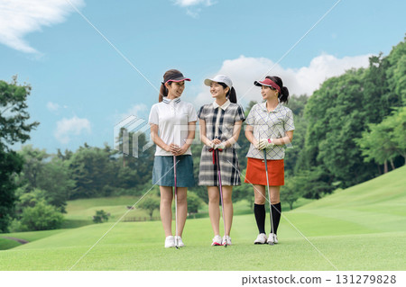 Female golfer on the golf course (course debut, female golfer, golf lesson) Female golfer on the golf course (course debut, female golfer, golf lesson) 131279828