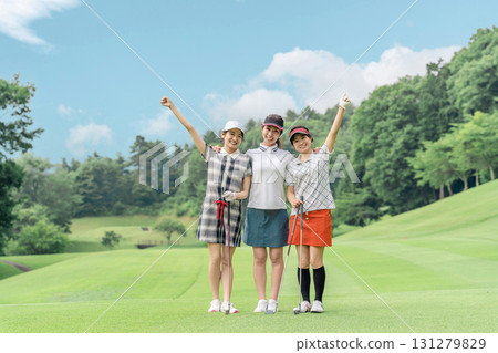 Female golfer on the golf course (course debut, female golfer, golf lesson) Female golfer on the golf course (course debut, female golfer, golf lesson) 131279829