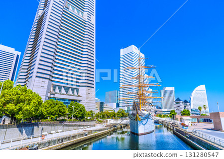 9 月 26 日，日本橫濱城市景觀。櫻木町車站前的橫濱地標塔和日本丸號景觀。 131280547