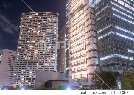 Tokyo: Night view of Shinagawa Station and the business district 131280673