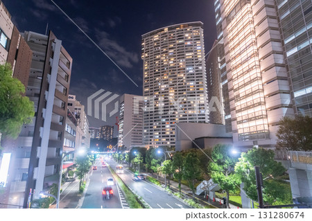 Tokyo: Night view of Shinagawa Station and the business district 131280674