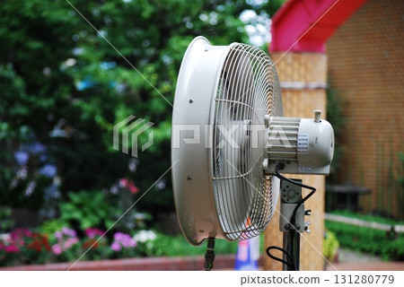 Mist-emitting fan 131280779